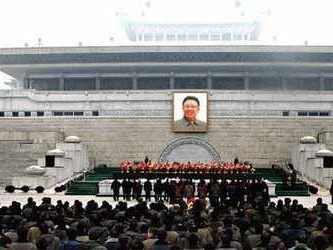 金正恩缅怀先辈，敬献花篮于金日成金正日立像