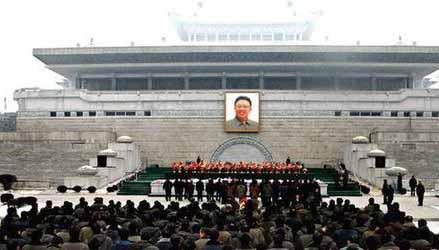 金正恩缅怀先辈,敬献花篮于金日成金正日立像