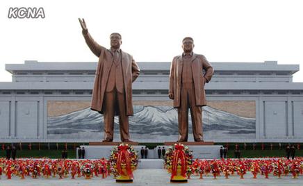 金正恩缅怀先辈,敬献花篮于金日成金正日立像